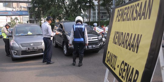 Hotman Paris pertanyakan ganjil genap sampai akhir pekan, ini kata Sandi