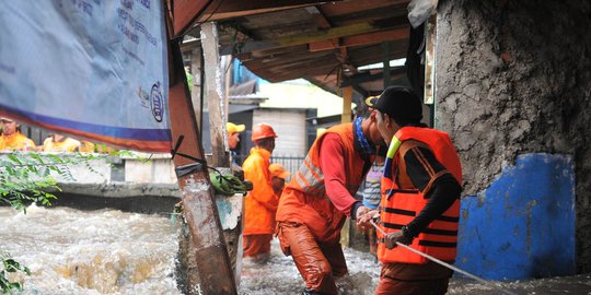 menanggulangi tanggul jebol