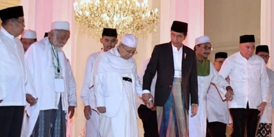 4 Ulama ini tangannya digenggam erat Jokowi saat berjalan