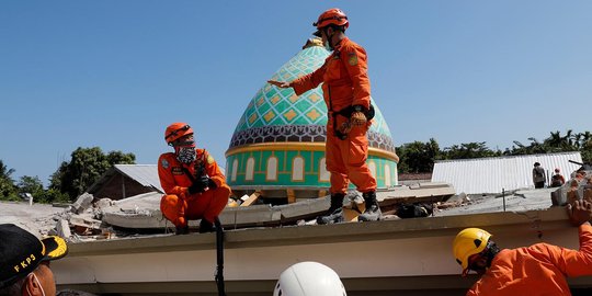 Pencarian korban gempa Lombok yang tertimpa reruntuhan masjid