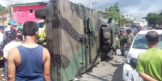 Tank TNI AD terbalik di Kota Ambon