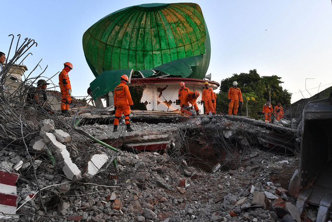 reruntuhan bangunan akibat gempa lombok