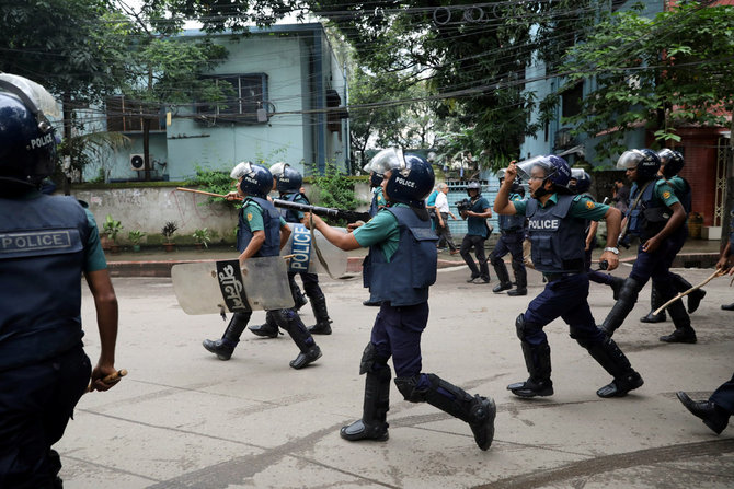 polisi bangladesh bubarkan massa