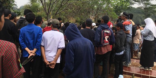 Teman sekolah ikut antarkan jasad Ahmad Fauzan ke TPU Pedurenan