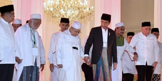 Dituduh tidak Pro Islam, Jokowi ungkit Perpres Hari Santri dan rajin ke Ponpes