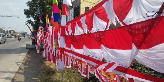 Pedagang bendera di Karawang mengeluh hasil jualan cuma jadi 'ganjal perut'