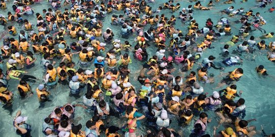 Dampak gelombang panas, ratusan warga Korsel serbu kolam ombak