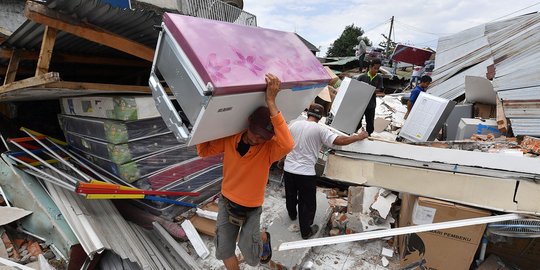Menyelamatkan barang-barang elektronik dari reruntuhan gempa Lombok