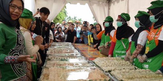 Acara pemecahan rekor MURI pempek terbanyak di Palembang ricuh