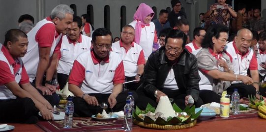 Meriahnya Dhahar Kembul Tumpeng Pancasila di Malioboro