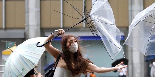 Usai gelombang panas, badai angin kencang terjang Jepang