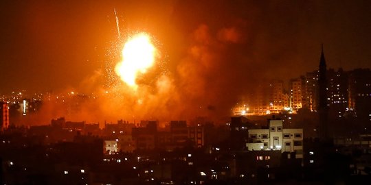 Mencekam, Israel bombardir Kota Gaza dengan puluhan roket