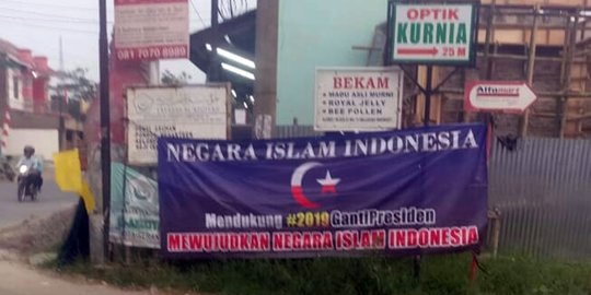 Spanduk Negara Islam Indonesia dukung #GantiPresiden2019 terbentang di Serang