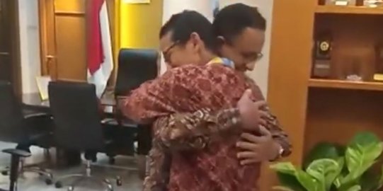 Disebut jadi cawapres, Sandiaga pamit berpelukan dengan Anies di Balai Kota