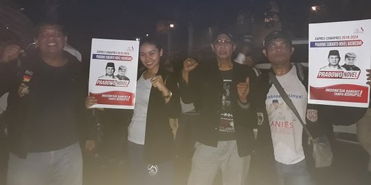 Jelang deklarasi, pendukung bawa poster Prabowo-Novel Baswedan