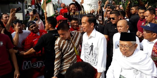 Naik Innova, Jokowi-Ma'ruf Amin tiba di Gedung Joang '45