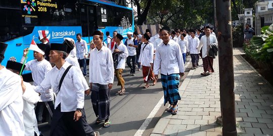 Ratusan relawan dan santri dari Serang kompak iringi Jokowi dan Ma'ruf Amin ke KPU