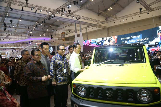 presiden jokowi di booth suzuki giias 2018