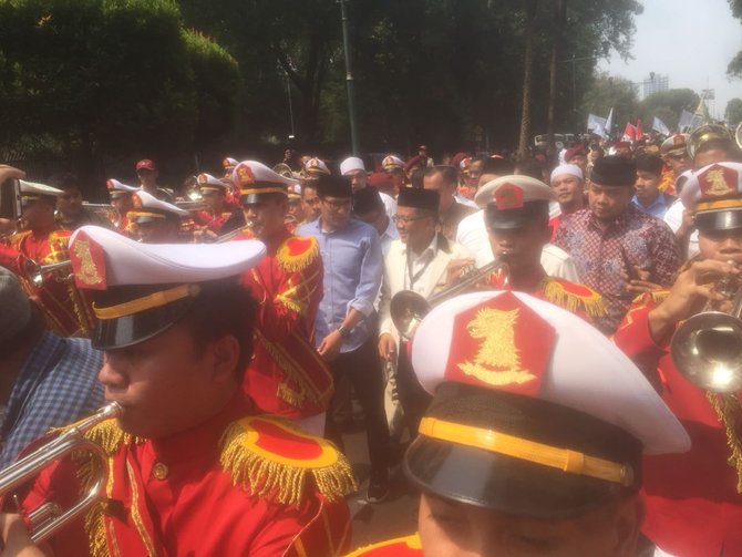 sandiaga jalan kaki ke kpu