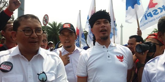 Lagu '2019 Ganti Presiden' goyang pendukung Prabowo-Sandi di KPU