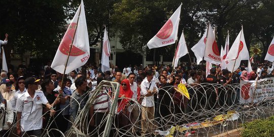 Antar Prabowo-Sandi mendaftar, simpatisan kepung KPU RI