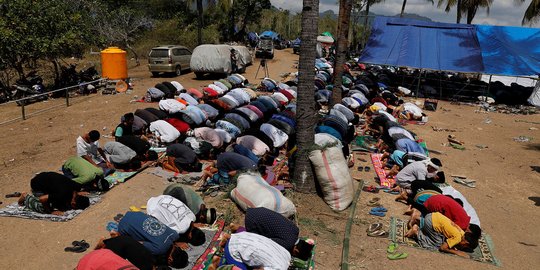 Menengok korban gempa Lombok salat Jumat di tempat seadanya