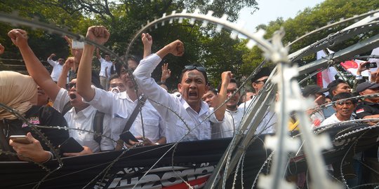 Massa pendukung Prabowo-Sandiaga kepung KPU