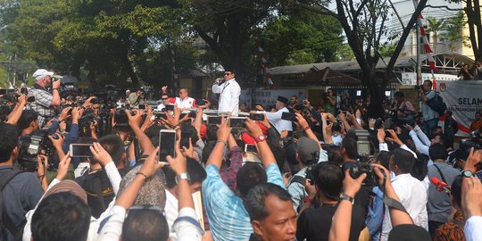 Prabowo-Sandi diarak ratusan pendukung saat daftar ke KPU