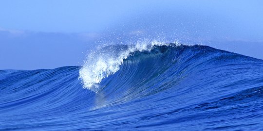 Waspada, gelombang tinggi terjadi di perairan Lampung capai 4 meter