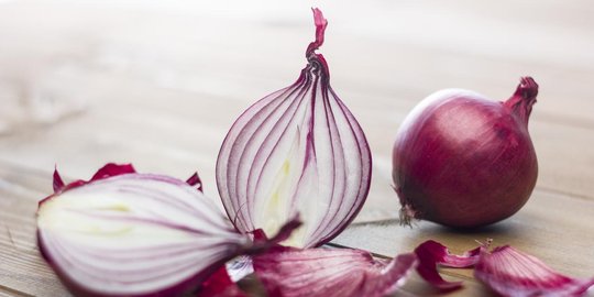 Ini dia empat manfaat menempelkan irisan bawang merah di telapak kaki