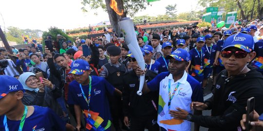 Tiba di Bandung, begini keseruan legenda sepakbola ramaikan torch relay Asian Games