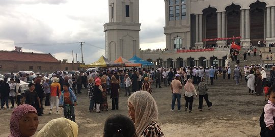 Etnis muslim Hui lanjutkan protes, pemerintah China batal hancurkan masjid