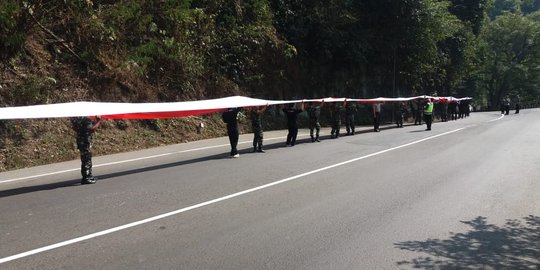 Bendera Merah Putih sepanjang 1,9 KM membentang di Cadas Pangeran