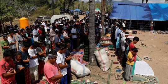 Para pengungsi Lombok masih butuh tenda, terpal dan matras