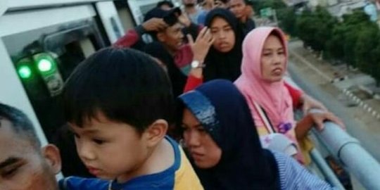 LRT Palembang mogok lagi sampai penumpang turun, warga trauma
