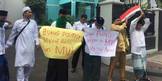 8 Orang ngaku santri demo di kantor MUI minta Maruf tak berpolitik praktis