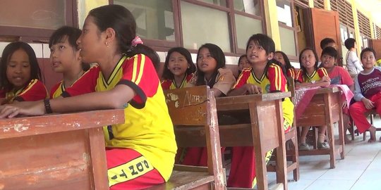Sekolah nyaris ambruk, pelajar di Karawang terpaksa belajar di luar kelas
