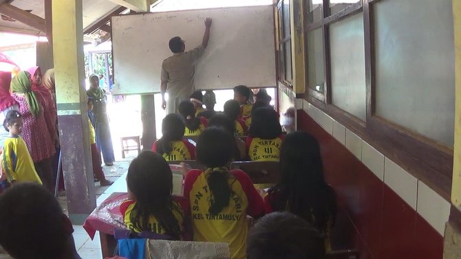 pelajar di karawang terpaksa belajar diluar kelas
