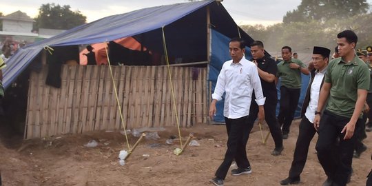 Bagikan sembako, Jokowi sambangi korban gempa di wilayah Pemenang Lombok