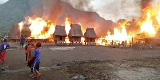 33 Rumah adat Gurusina di NTT hangus terbakar