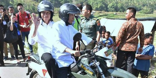 Naik motor trail, TGB bonceng Jokowi tinjau lokasi pengungsian gempa di NTB