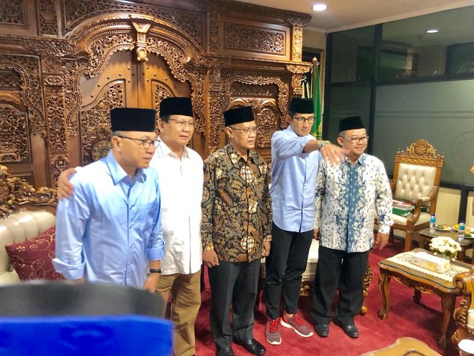 zulkifli dan sandi kompak berbaju biru