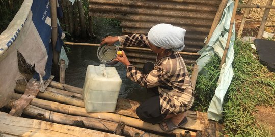 Kekeringan, warga di Tangsel terpaksa mandi di sungai keruh dan penuh sampah