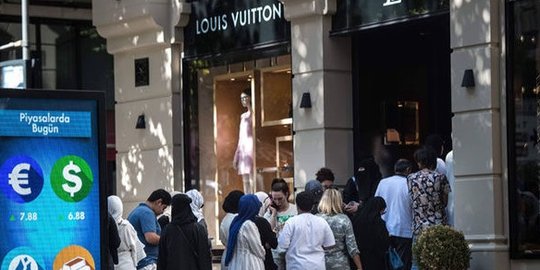 Lira jatuh, turis penuhi toko barang mewah di Istanbul