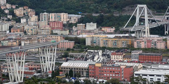 Penampakan jembatan setinggi ratusan meter di Italia runtuh