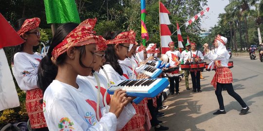 Antusias pelajar sambut pawai obor Asian Games di bawah terik matahari