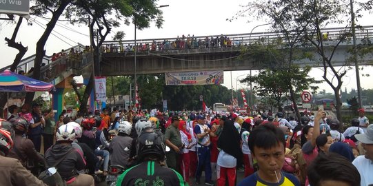 Warga & pelajar sambut pawai obor Asian Games di Pasar Rebo, lalin macet