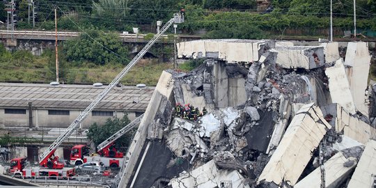 Jembatan ambruk di Italia tewaskan 37 orang, tim masih mencari korban selamat