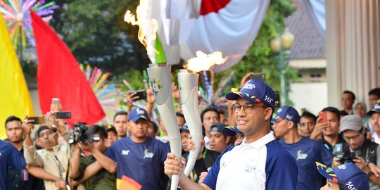 Anies Baswedan terima Obor Asian Games 2018 di Balai Kota