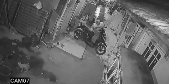 Pencuri sepeda motor di Cikarang terekam CCTV